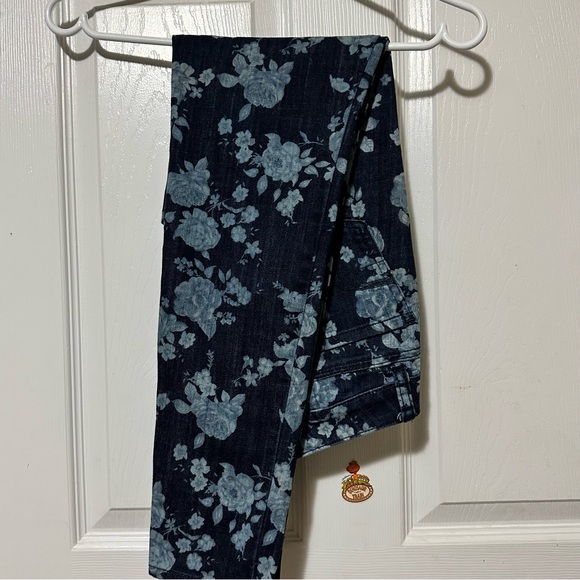 Size 2 Womens Jeans - Picture 2 of 6